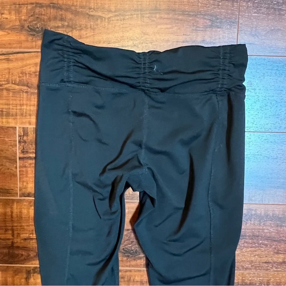 Old Navy S Black ruched waist and leg accented performance fit leggings